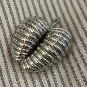 Vintage ribbed dome brooch pin leaf shaped Silver toned brooch hat pin
